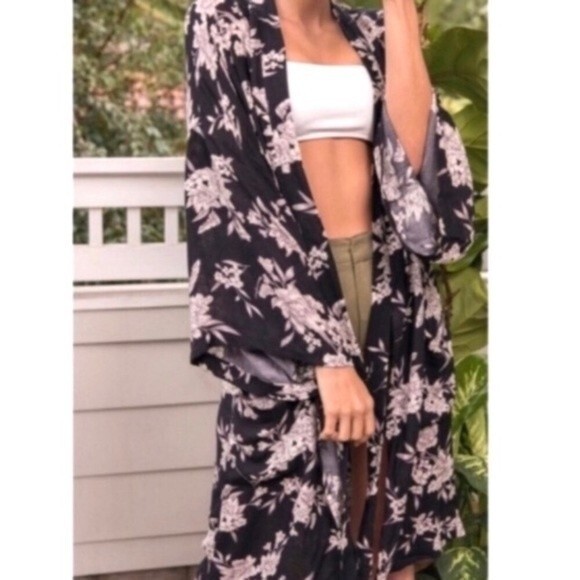 Spiritual Gangster Maya Black White Floral Kimono NWOT - Picture 4 of 12